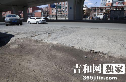 西安大路“小回”线市民两年多坐公交天天颠簸